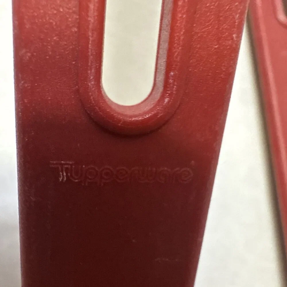 Tupperware paprika red